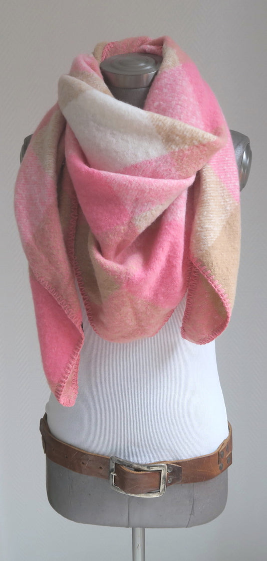 halsstuch kariert wolle flauschig rosa beiges kuscheltuch dreieckstuch für damen ideal als geschenk